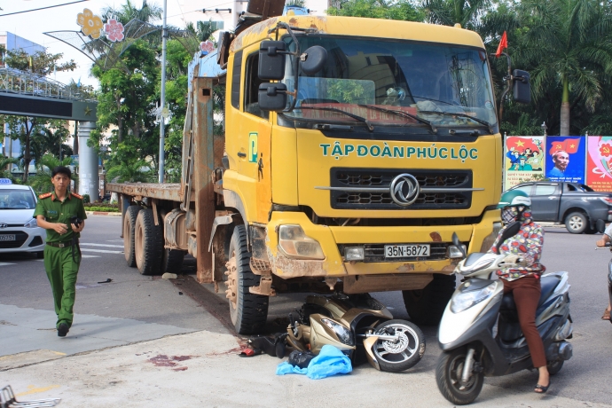 xE-TAIHET-DANG-KIEM-DAM-XE-MAY-NAT-BET-2-NGUOI-TRO