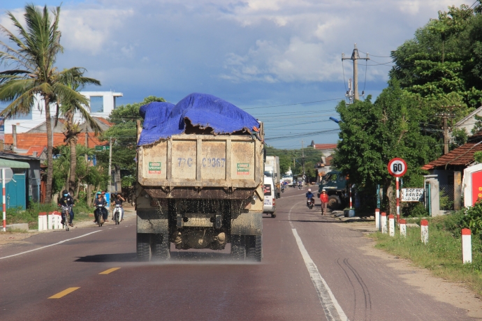 xu-ly-nghiem-xe-cho-cat-qua-tai-tren-QL19-Binh-Din