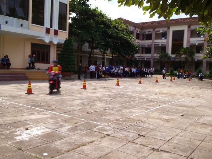 300-sv-tap-huan-kien-thuc-ATGT-va-ky-nang-lai-xe-a