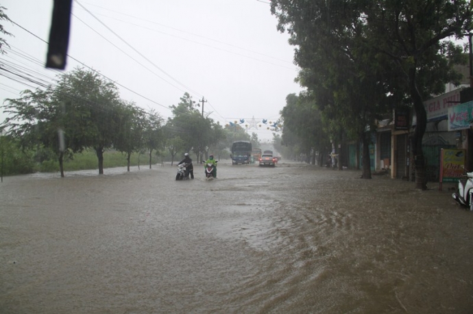 mua-lon-kem-gio-loc-khien-co-thu-bat-goc-duong-nga