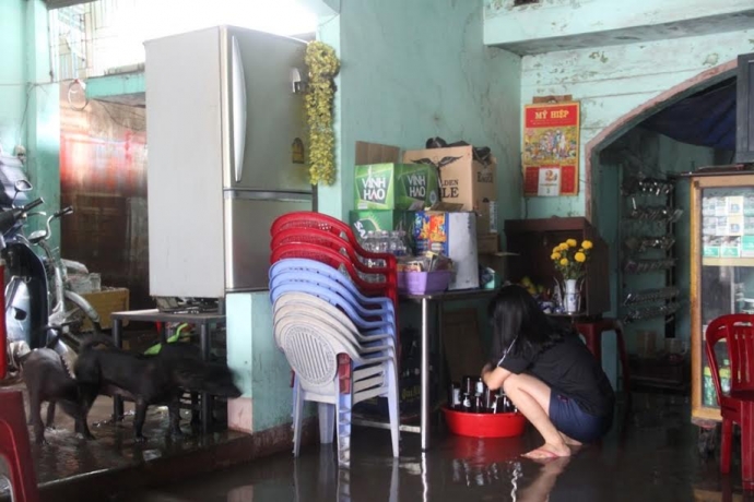 mua-lon-kem-gio-loc-khien-co-thu-bat-goc-duong-nga