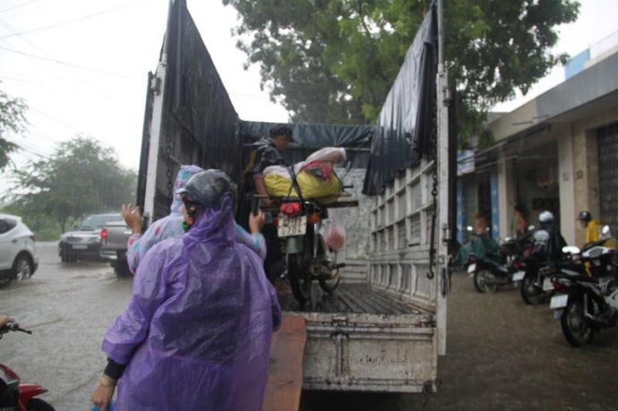 mua-lon-kem-gio-loc-khien-co-thu-bat-goc-duong-nga