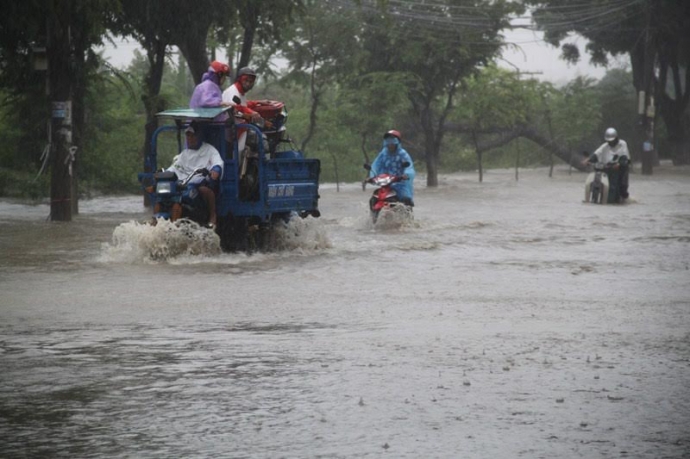 mua-lon-kem-gio-loc-khien-co-thu-bat-goc-duong-nga