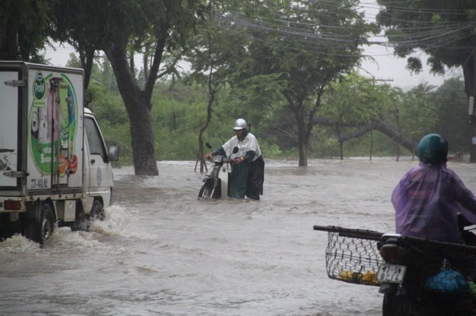 mua-lon-kem-gio-loc-khien-co-thu-bat-goc-duong-nga