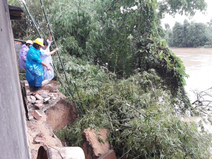 Bo-song-Ha-Thanh-sat-lo-nha-dan-troi-tuot-xuong-so