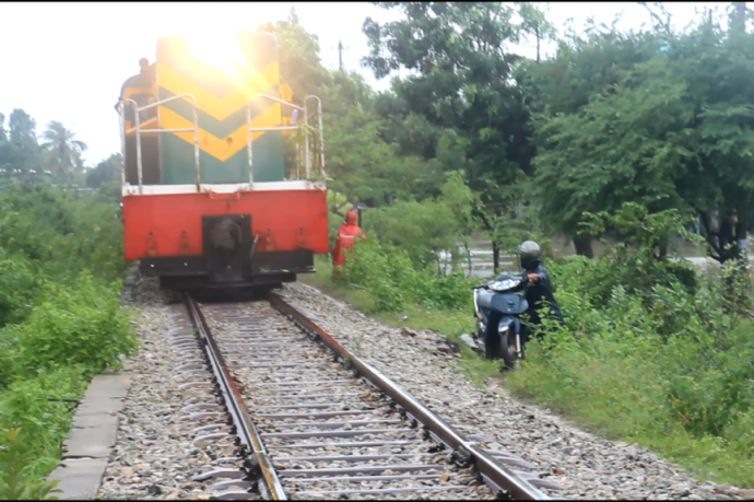 Tranh-lu-tren-duong-ray-dan-hoang-loan-thao-chay-k