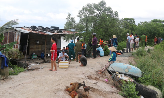 Bo-me-di-vang-be-2-tuoi-roi-xuog-song-mat-tich