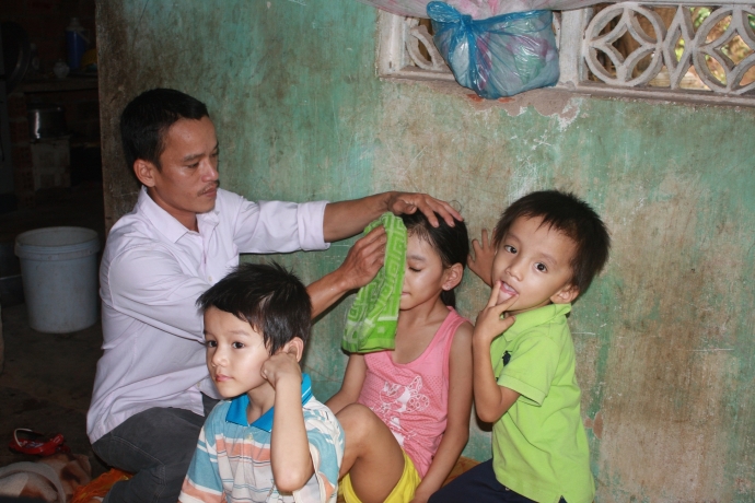 cam-canh-co-tre-bo-vo-khong-noi-nuong-tua-vi-TNGT-