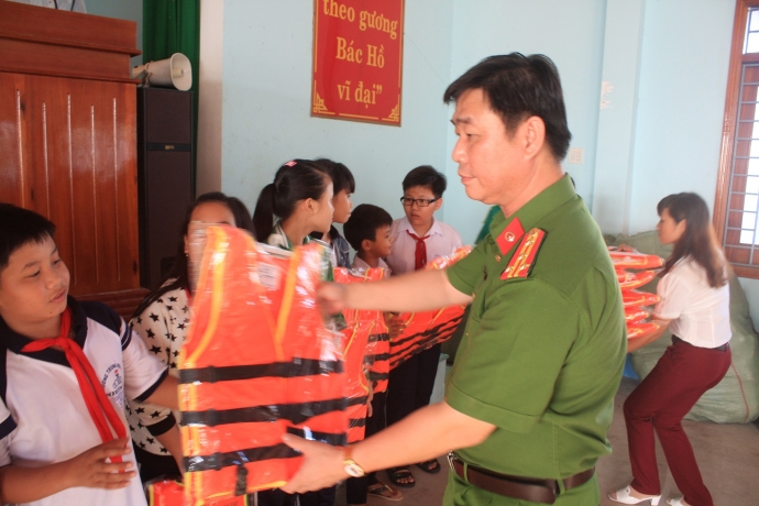 hoc-sinh-kiem-che-TNGT-duong-thuy-1