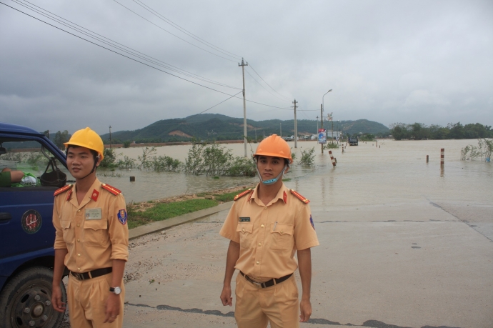 Binh-Dinh-nguoi-dan-Tuy-Phuoc-leo-xe-ben-vuot-lu-3