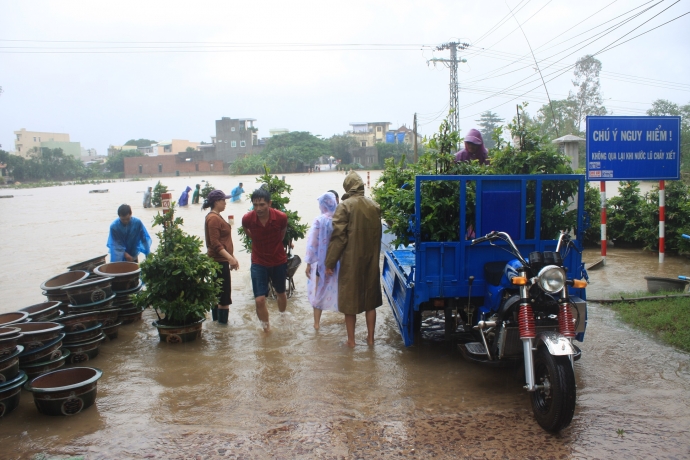 Lu-len-nhanh-dan-Nhon-An-o-at-cho-mai-chay-lu-1