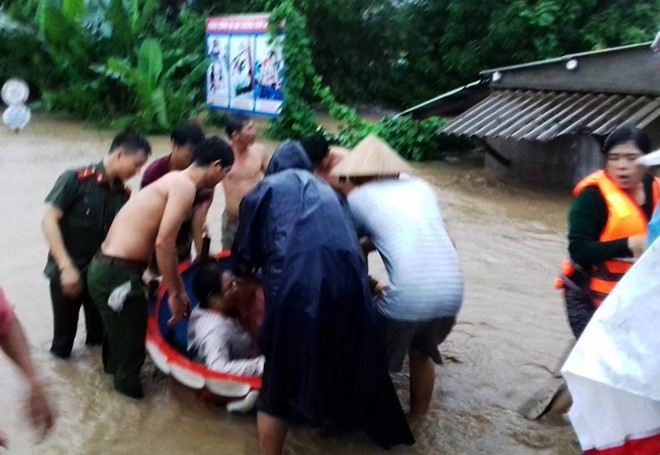 Loc-xoay-lu-quet-hoanh-hanh-giao-thong-chia-cat-do