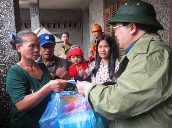 hong-de-nguoi-dan-Binh-Dinh-doi-ret-do-lu-4