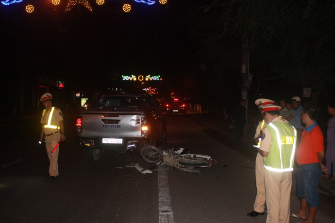 Xe-may-huc-duoi-xe-ban-tai-hai-nguoi-bi-thuong