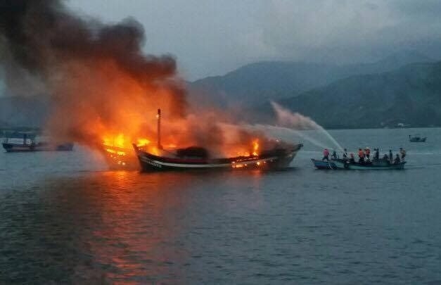 Chay-tau-ca-l&uacute;c-rạng-sang-thiet-hai-30-ty-dong