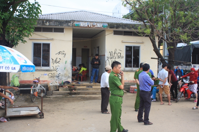 Co-gai-chet-bat-thuong-trong-phong-ve-sinh