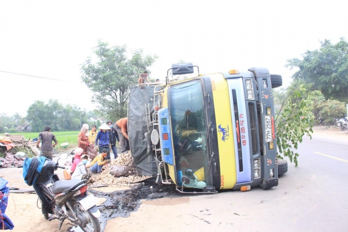 Xe-tai-no-lop-lat-nhao-tren-quoc-lo1