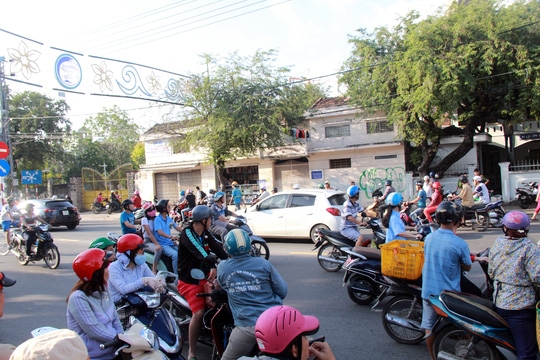 Phat-hien-nguoi-dan-ong-treo-co-chet-trong-truong-