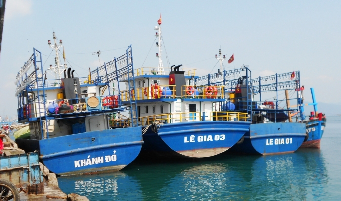 Tau-thep-khung-vua-dong-da-hong-1