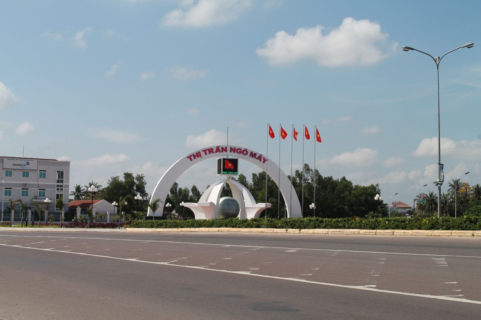 va-cham-xe-khach-thieu-ta-CSGT-gay-4-xuong-suon