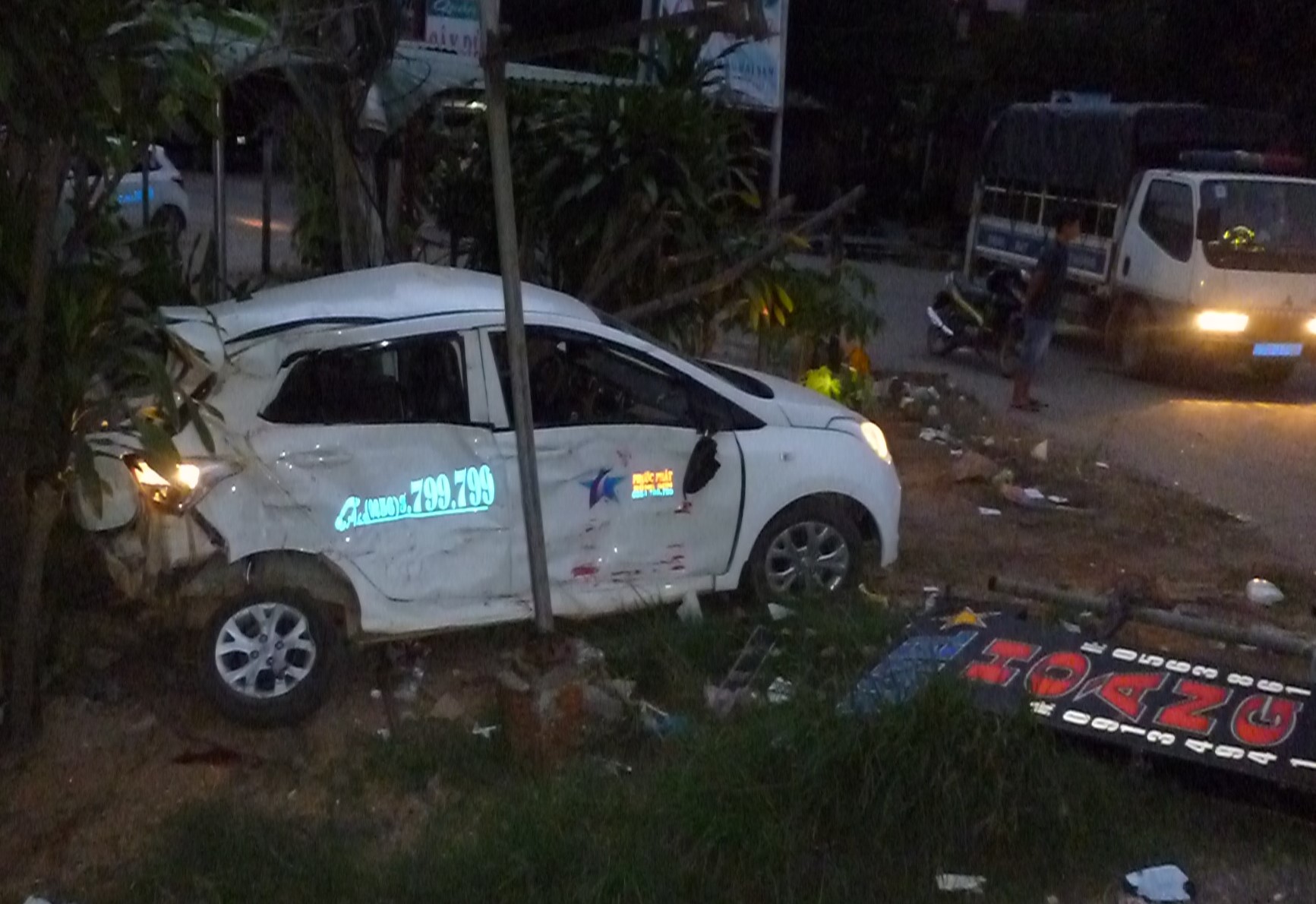 Xe-tai-huc-taxi-roi-xuong-vuc-tai-xe-tu-vong