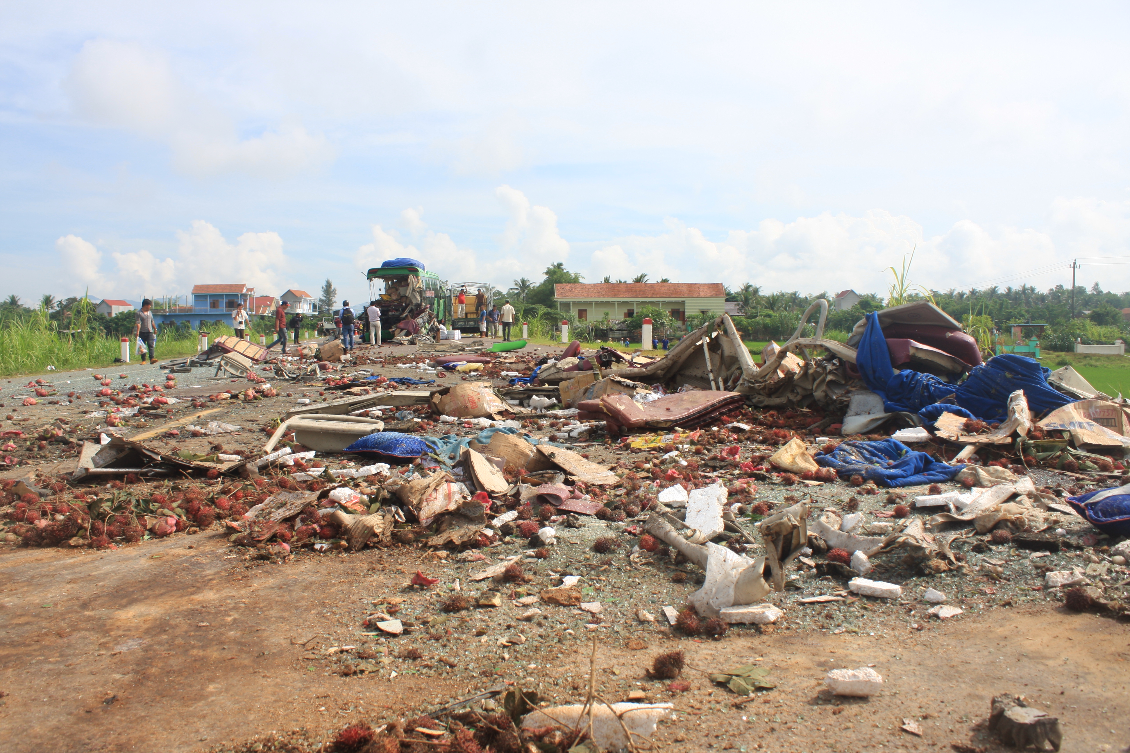 Xe-khach-va-cham-xe-tai-11-nguoi-thuong-vong-4