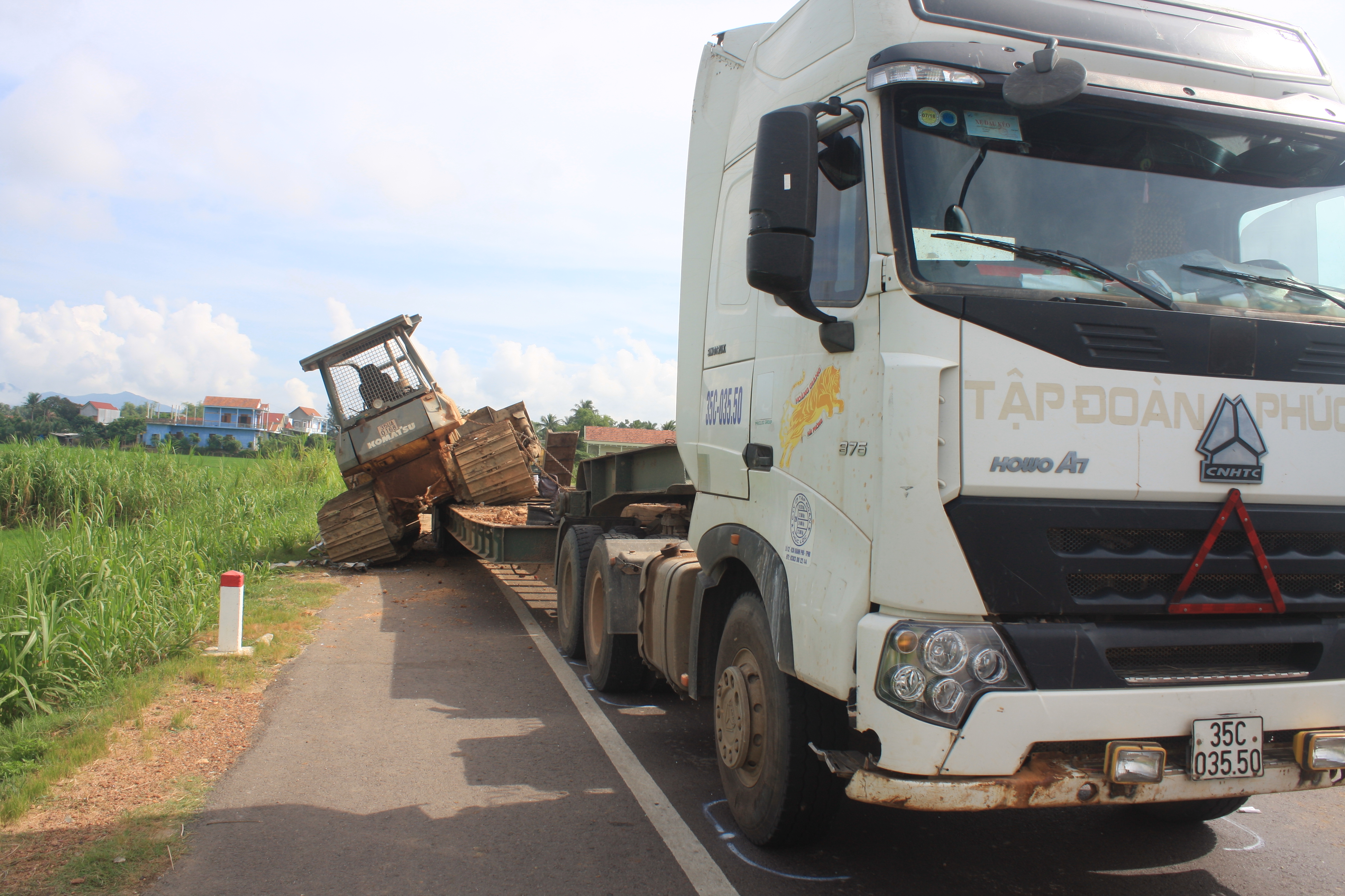 Xe-khach-va-cham-xe-tai-11-nguoi-thuong-vong-9