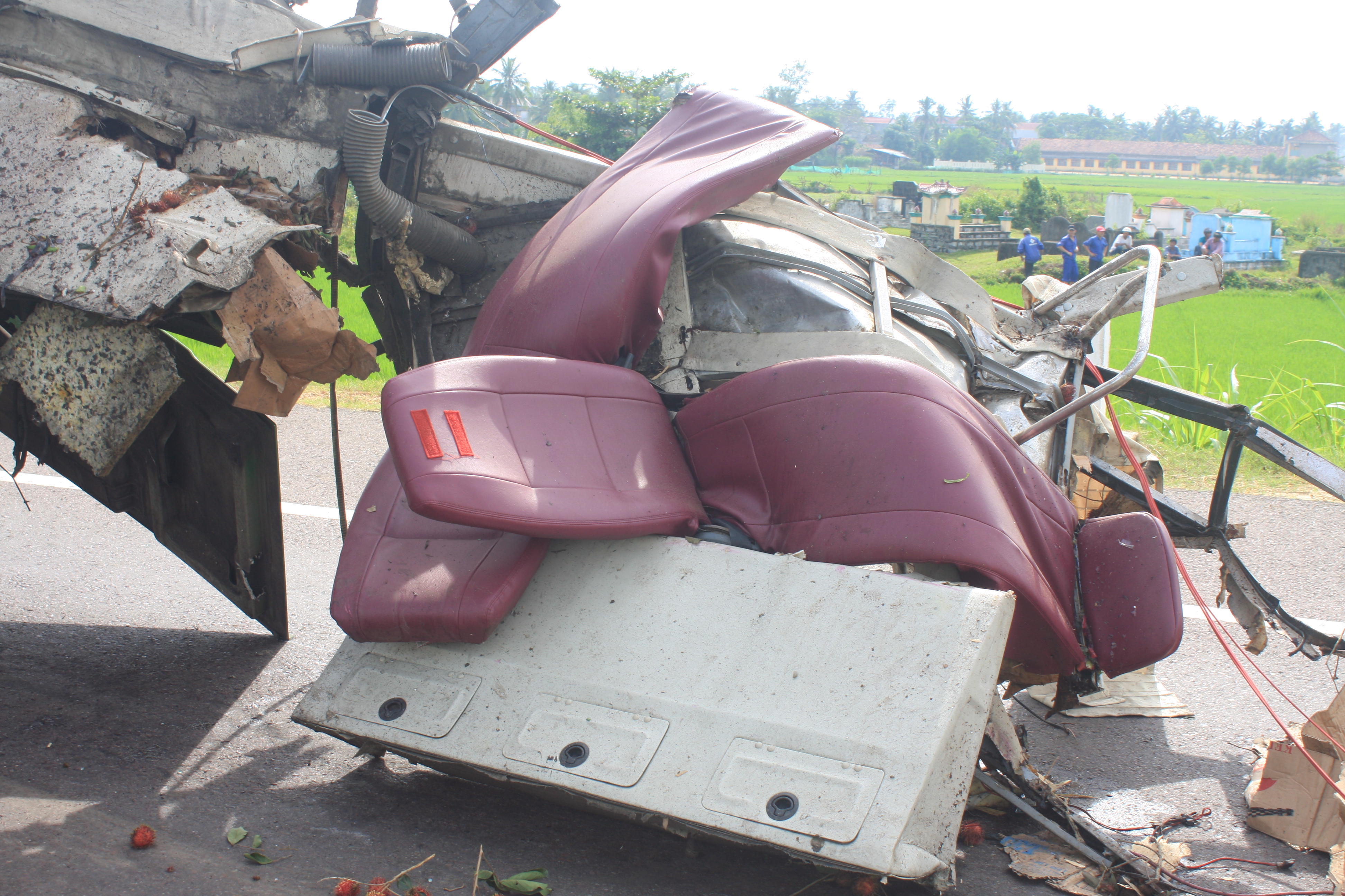 Xe-khach-va-cham-xe-tai-11-nguoi-thuong-vong-5