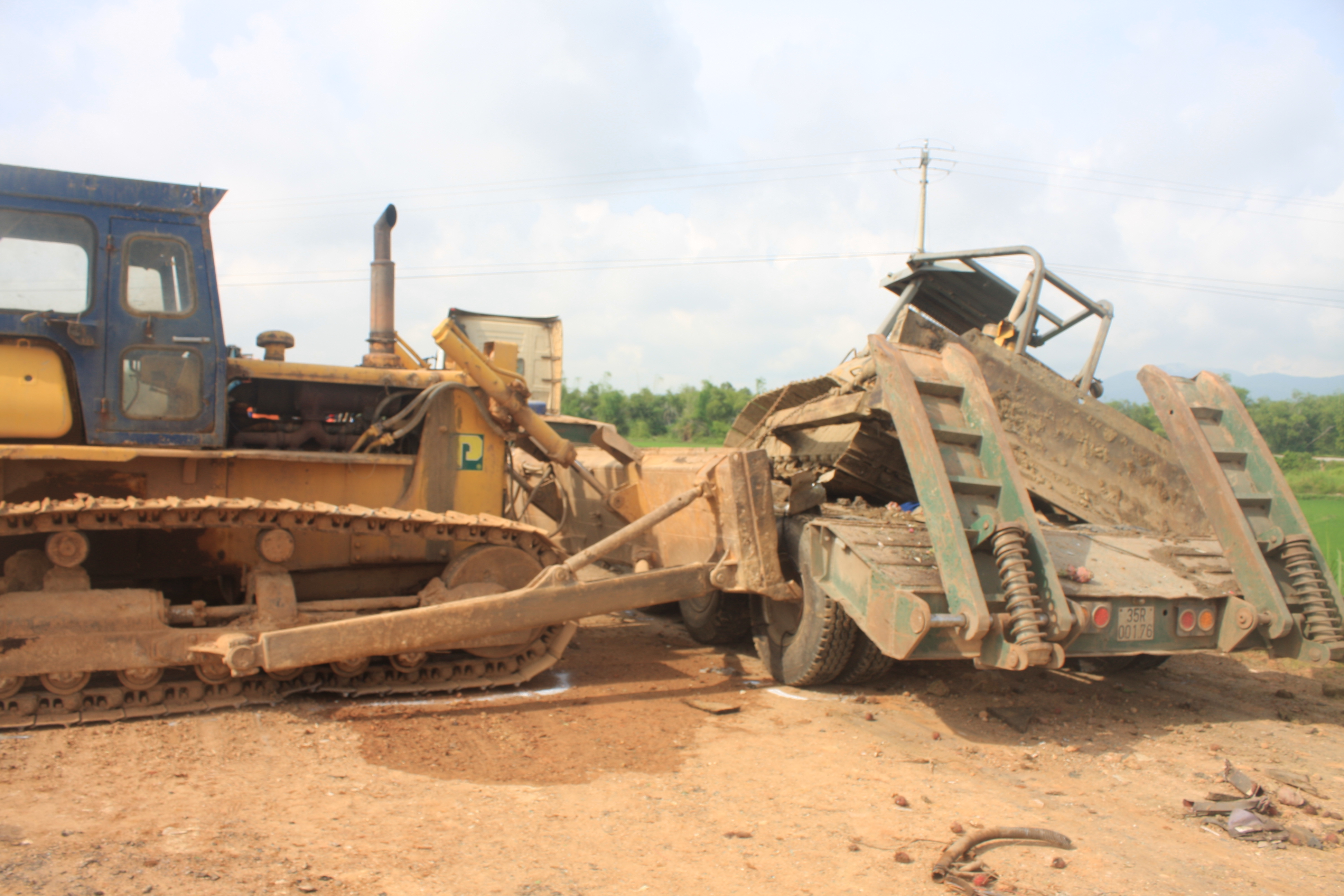 Xe-khach-va-cham-xe-tai-11-nguoi-thuong-vong-6