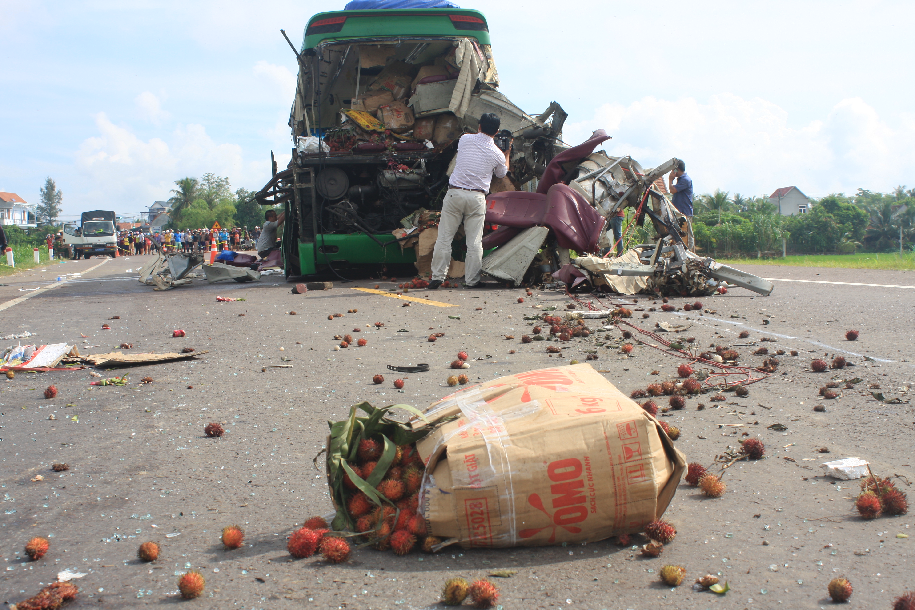 Xe-khach-va-cham-xe-tai-11-nguoi-thuong-vong-8