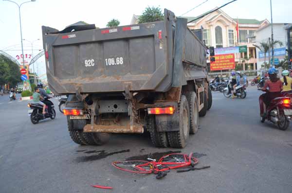 Xe-tai-cuon-xe-dap-vao-gam