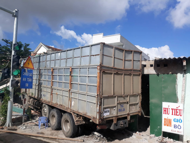 Xe-tai-mat-lai-dam-sap-nha-dan