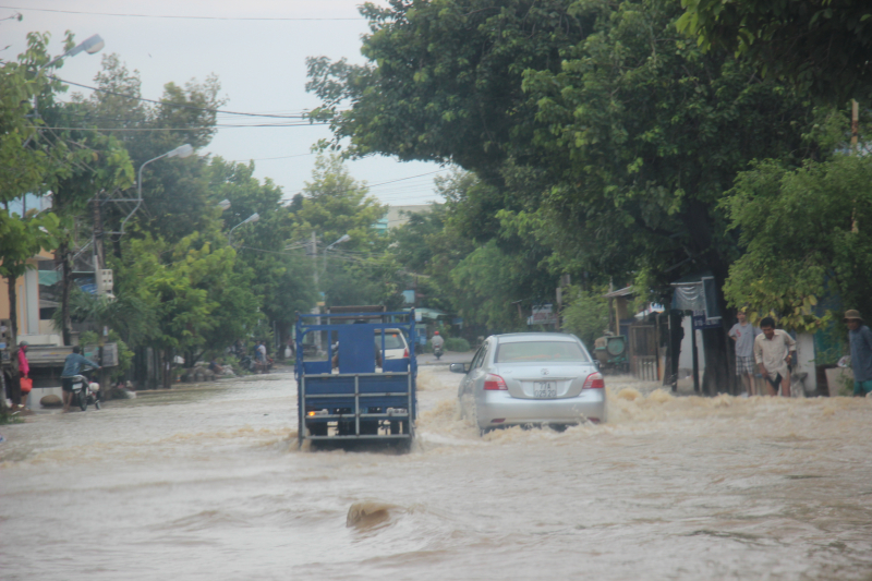 Nuoc-lu-bua-vay-nguoi-dan-Quy-Nhon-boi-song-giua-p