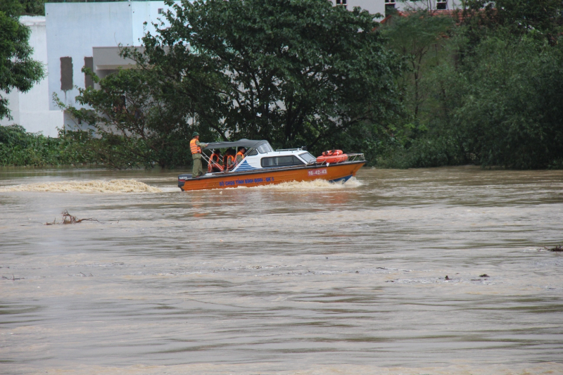 Nuoc-lu-bua-vay-nguoi-dan-Quy-Nhon-boi-song-giua-p
