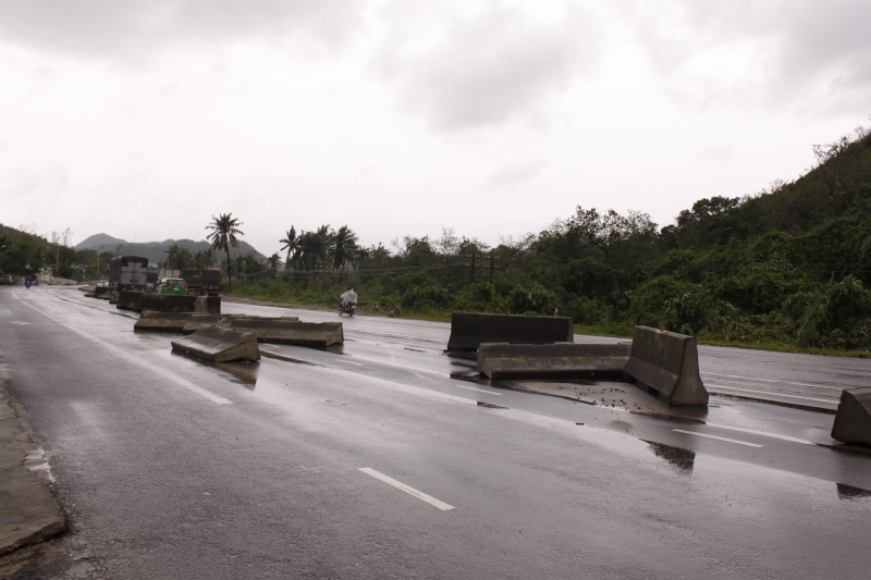 QL1-Khanh-Hoa-thiet-hia-nang-do-mua-bao-6