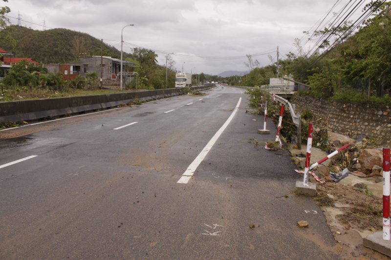 QL1-Khanh-Hoa-thiet-hia-nang-do-mua-bao-18