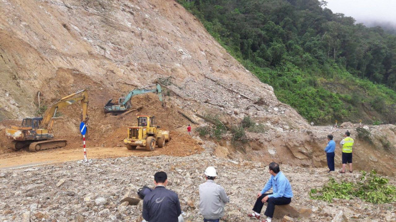 No-luc-thong-tuyen-diem-nong-duong-Ho-Chi-Minh-2