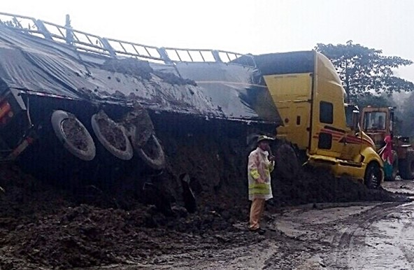 Xe-dau-keo-bi-sat-lo-vui-lap-2-ngay-tren-deo-Lo-Xo