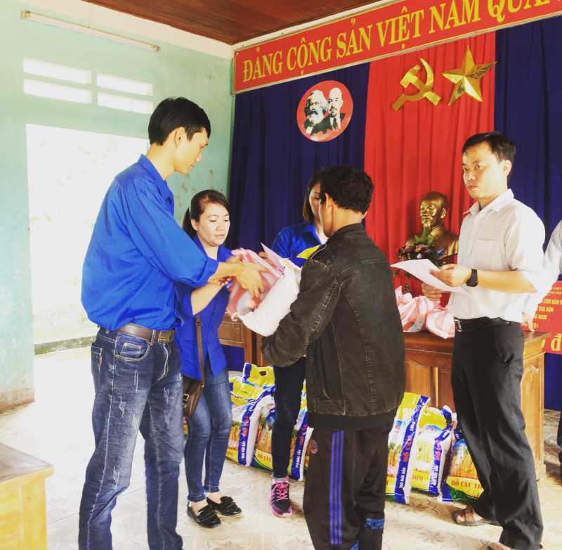 Doan-thanh-nien-cuc-III-tiep-suc-nguoi-dan-vung-lu