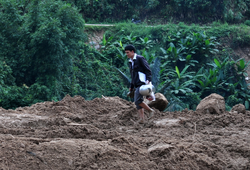 Giao-vien-hoc-sinh-vung-cao-nom-nop-noi-lo-sat-lo-