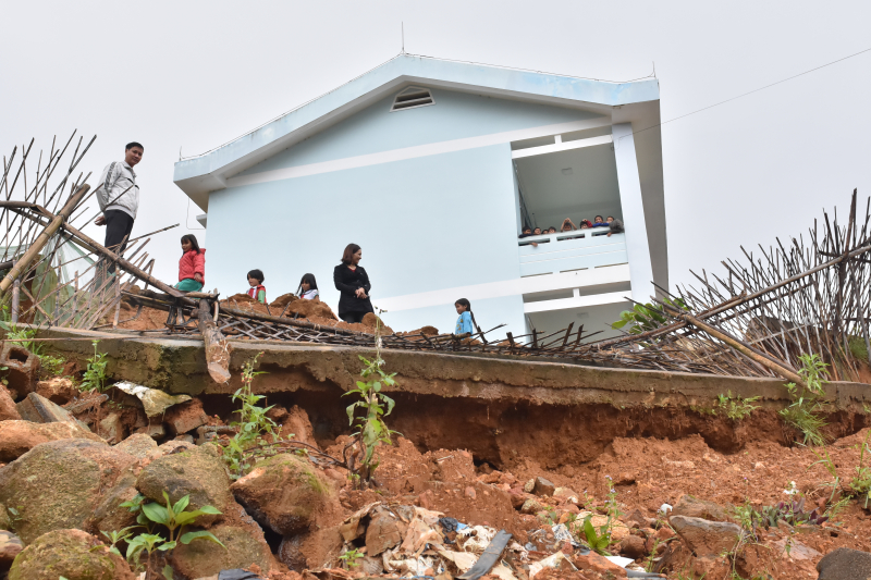 Giao-vien-hoc-sinh-vung-cao-nom-nop-noi-lo-sat-lo-