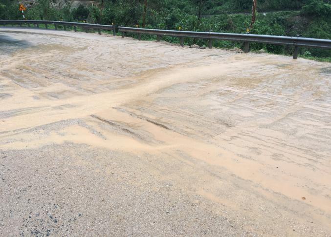 satlo-duong-ql1-do-mua-lu-4