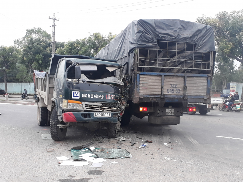 Xe-tai-dam-nhau-duong-Truong-Chinh-un-u-1