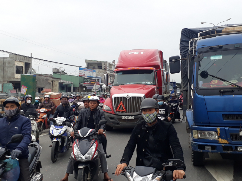 Xe-tai-dam-nhau-duong-Truong-Chinh-un-u-2