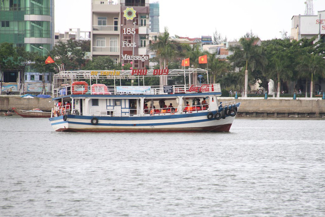 Tu-1-9-cam-tau-suc-cho-duoi-50-nguoi-tren-song-Han