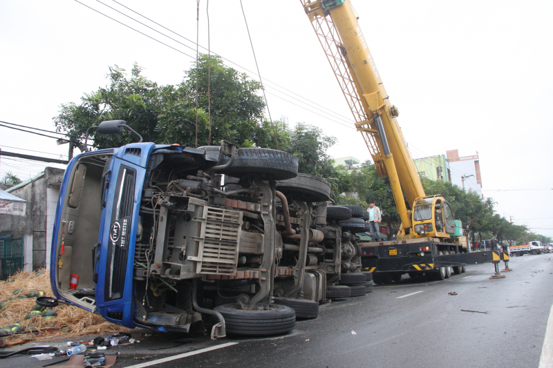 Xe-cho-dua-leo-dai-phan-cach-lat-nhao-tren-QL1-1