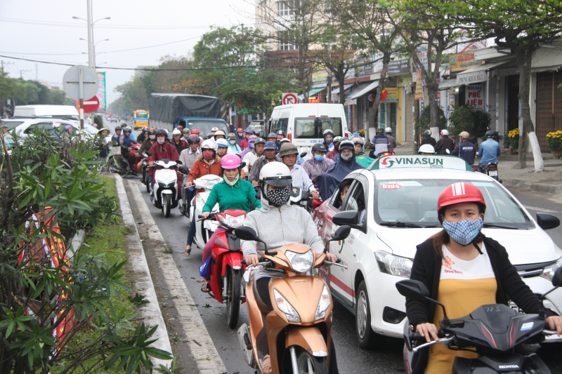 Xe-cho-dua-leo-dai-phan-cach-lat-nhao-tren-QL1-4