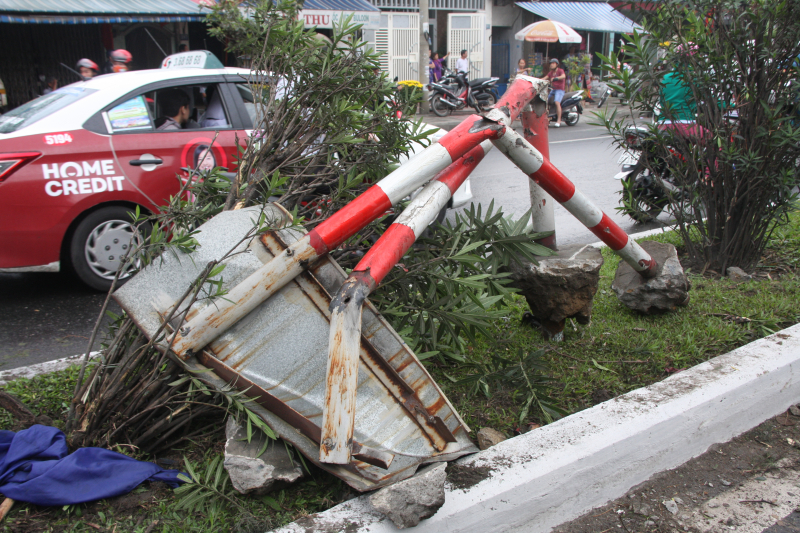 Xe-cho-dua-leo-dai-phan-cach-lat-nhao-tren-QL1-5