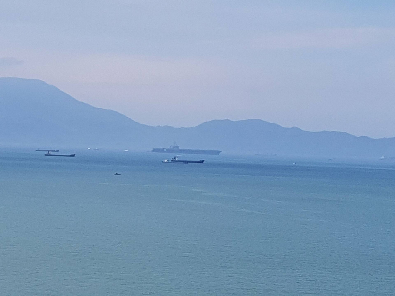 Nguoi-dan-ngam-tau-san-bay-tu-cau-Thuan-phuoc-1