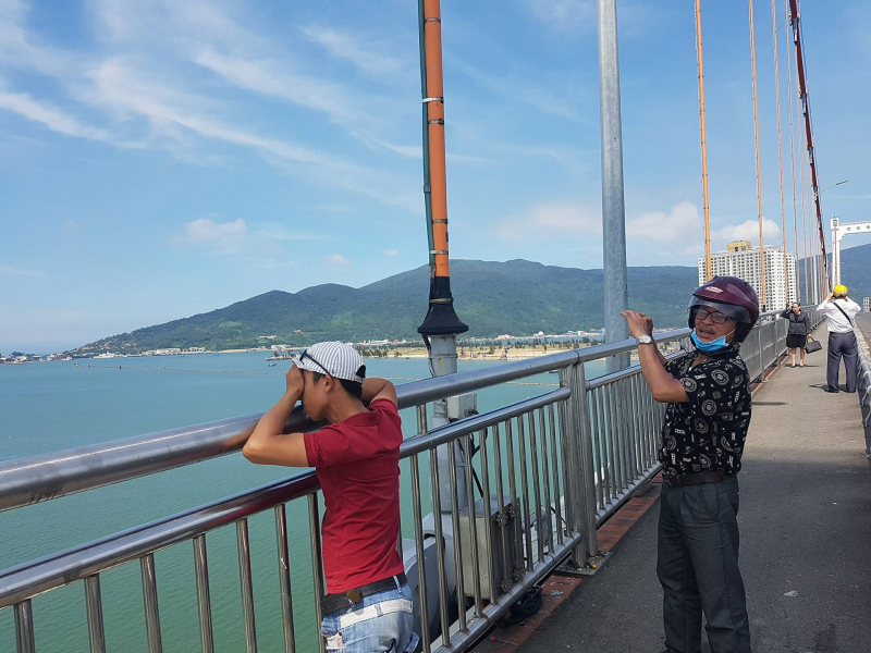 Nguoi-dan-ngam-tau-san-bay-tu-cau-Thuan-phuoc-3